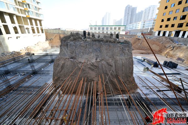 “钉子坟”四周已被“钢筋铁骨”包围
