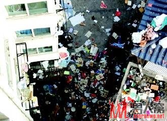 一名20多岁的女子不停往楼下扔东西
