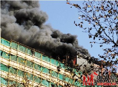 12月6日上午，杭州解百商场B座8楼楼顶发生火灾。