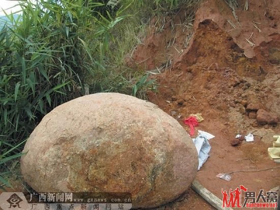 图为造成黄远玲不幸身亡的大石头。
