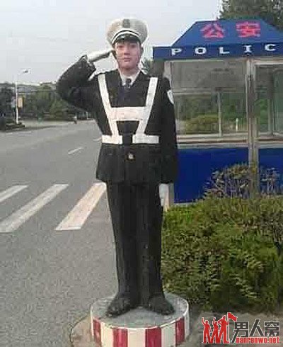 开车迷路了，好不容易看到个交警。我顿时崩溃了。