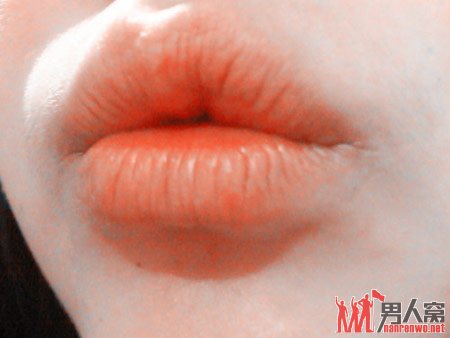 干涩的嘴唇，缺少润唇膏，谁来给她上上润唇膏？