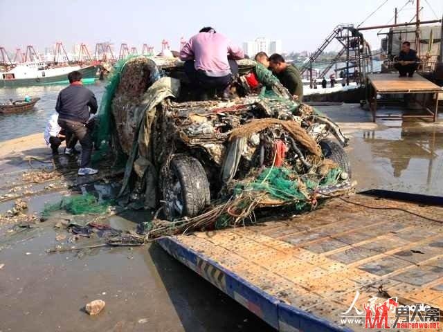 渔民捕鱼捞出保时捷