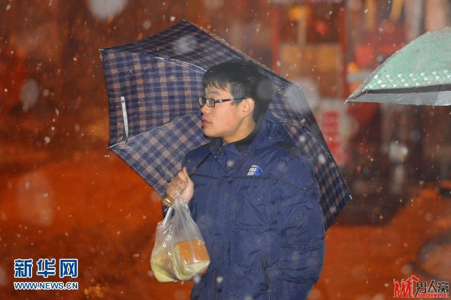 济南市民在雪中行走