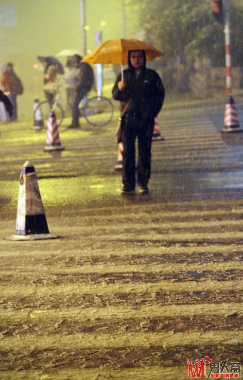 济南市民在雪中行走