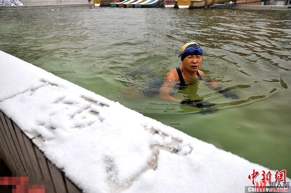 河北邯郸市民冒雪冬泳