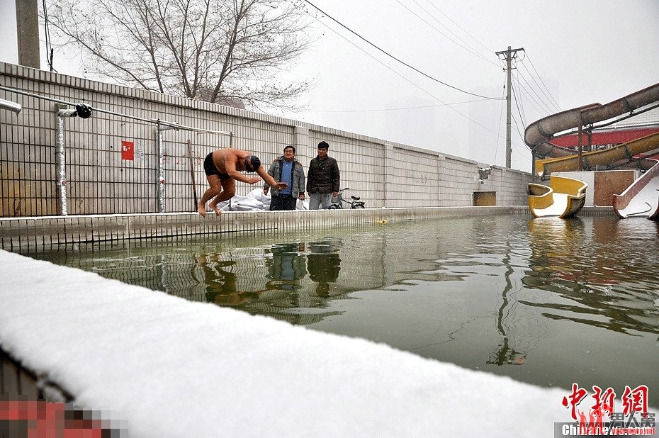 河北邯郸市民冒雪冬泳
