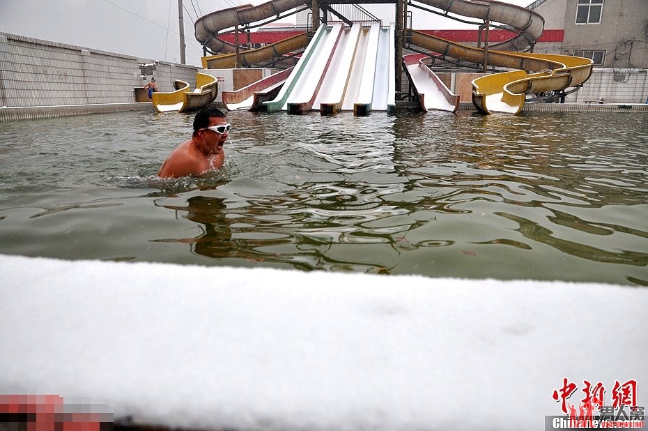 河北邯郸市民冒雪冬泳