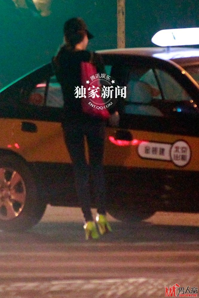 张馨予一个人孤单的打的