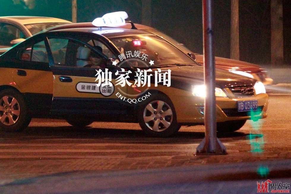 张馨予坐上的士离开