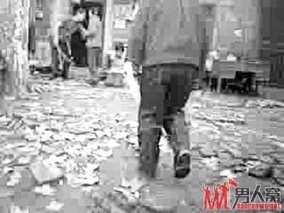 图为父亲反捆女儿持扫帚抽打