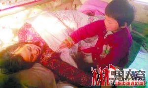 小孙悦在给妈妈喂水