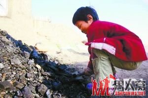 零下17摄氏度小孙悦穿着拖鞋铲煤