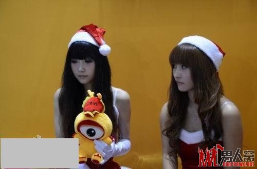 网友实拍：ShowGirl爆乳圣诞装亮相网博会现场