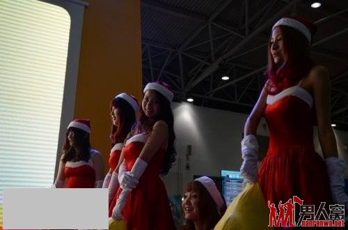 网友实拍：ShowGirl爆乳圣诞装亮相网博会现场