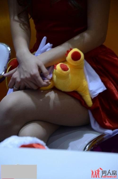 网友实拍：ShowGirl爆乳圣诞装亮相网博会现场
