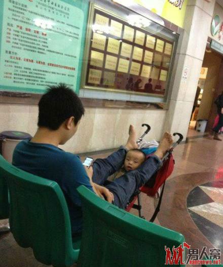 【果然是男人带孩子 总会有奇葩出现】爸，你洗脚了摸
