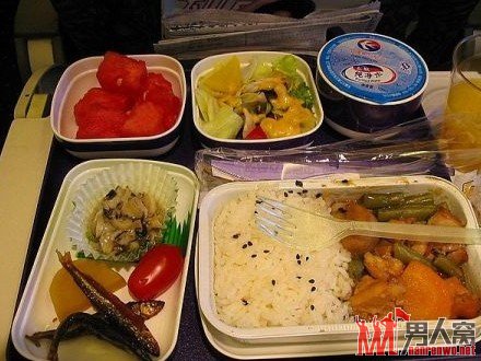 空姐发微博称飞机餐难吃遭解雇 提出质疑仲裁未获支持