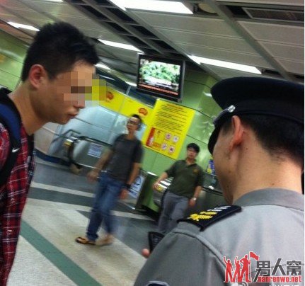 变态男子地铁内偷拍女性裙底当场被抓