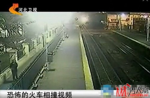 三火车迎面相撞视频截图