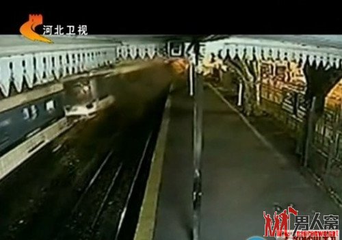 三火车迎面相撞视频截图