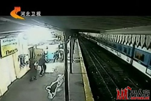 三火车迎面相撞视频截图