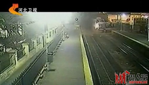 三火车迎面相撞视频截图