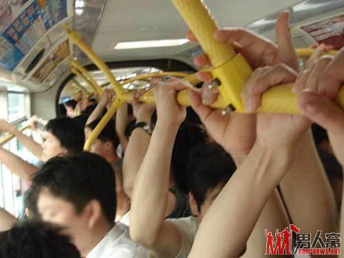 上下班，交纵错杂的手。