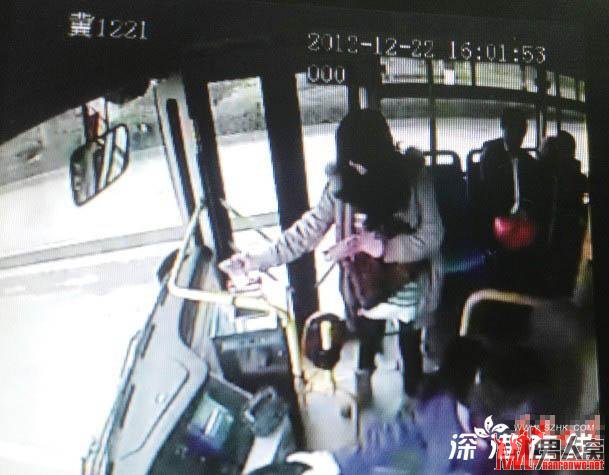美女出惊人举动上公车连投10张百元大钞及银行卡 吓坏乘客