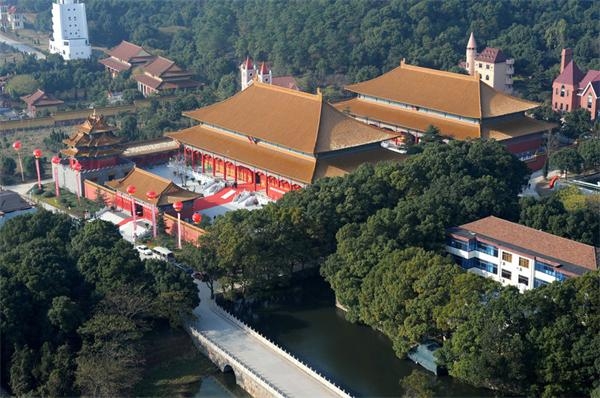 中国第一村华西村之旅：山寨遍地尽显奢华