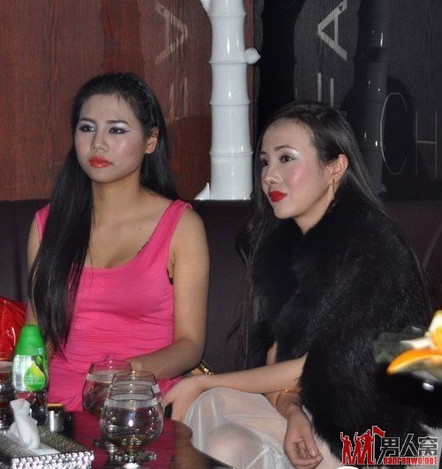 干露露母女三人再捞金 众人护驾似女王出巡