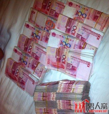黑社会小情妇与20万毒资合影炫富致毒贩落网