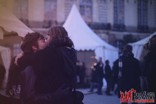 男人的爱是俯视而生，而女人的爱是仰视而生。