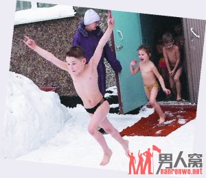 孩子们兴奋地从室内冲到冰天雪地中。