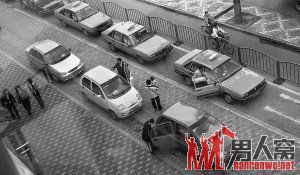 北京黑车抱团抢占车位揽活 反抗就会被划车