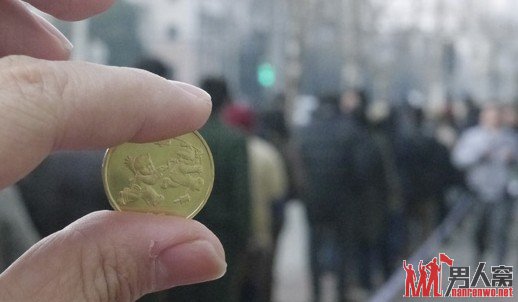 　2013年贺岁普通纪念币，面额为1元，直径为25毫米，材质为黄铜合金，发行数量为8000万枚。