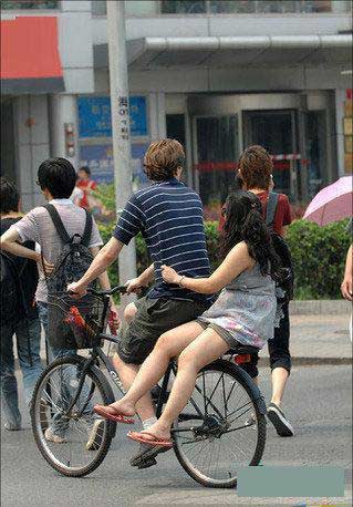 在美国的中国留学生：花钱大手大脚 私生活混乱