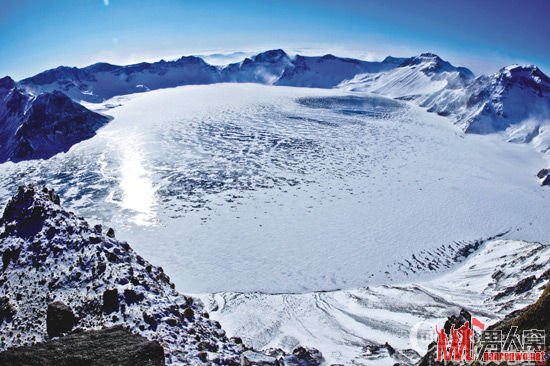 长白仙境：白雪覆盖的大地 天池上的迷雾