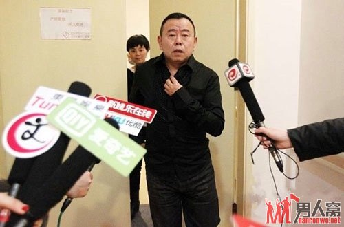 潘长江出病房即被记者包围