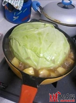 周末室友煮了一锅饭，让我一起吃。