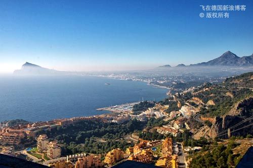 西班牙：巨岩右岸的海滩景色 最迷人的海岸线
