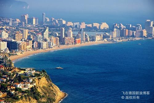 西班牙：巨岩右岸的海滩景色 最迷人的海岸线