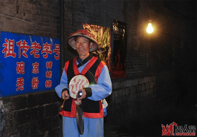 夜里打更的说：天干物燥，小心火烛！