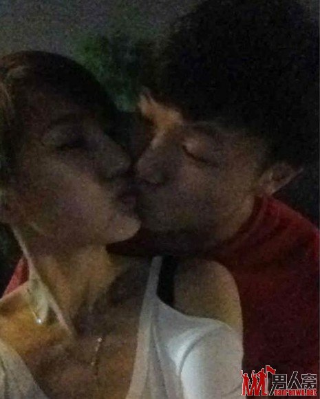 邓卓翔与女友玩亲亲