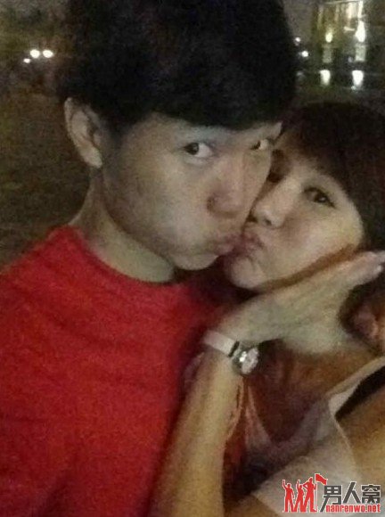 邓卓翔与女友玩亲亲