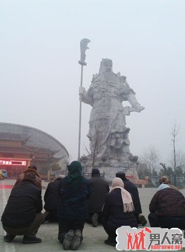 河南许昌百余名农民工被拖欠工资 跪拜“关公”求助