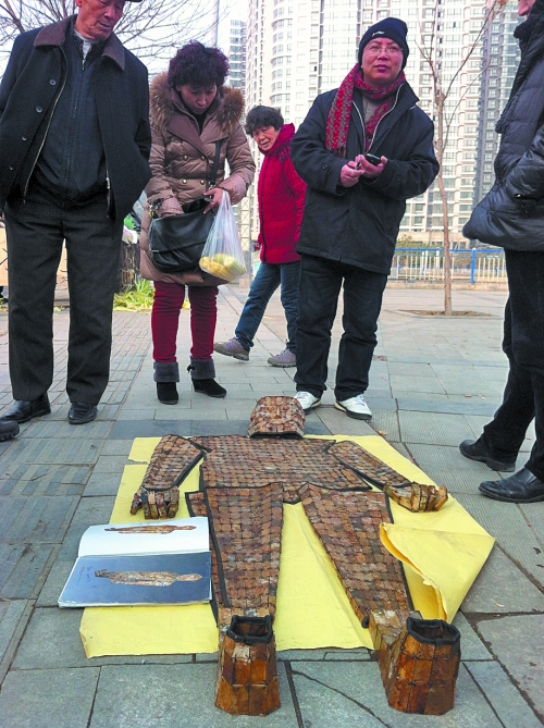 男子当街叫卖“金缕玉衣”全套5万元 称转手可赚上亿