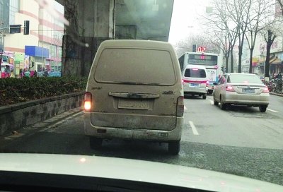 飞来白纸遮挡车牌被扣12分 网友喊冤