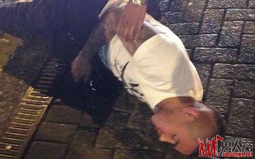 前曼联球员丹尼醉酒遭人打晕在地