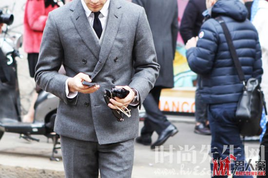 街拍男士随意潇洒的休闲西装